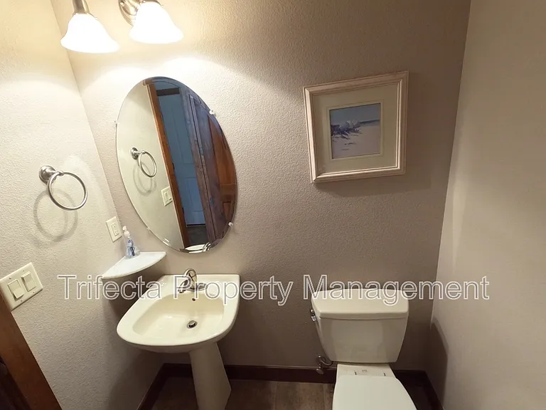 1032 Hessen Dr — Photo 17