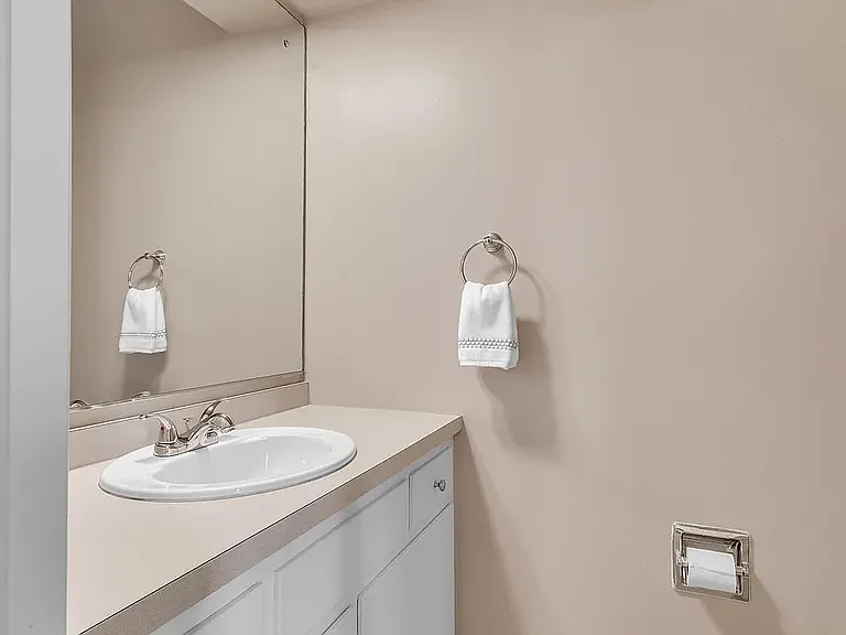1114 N Maple Rd — Photo 3