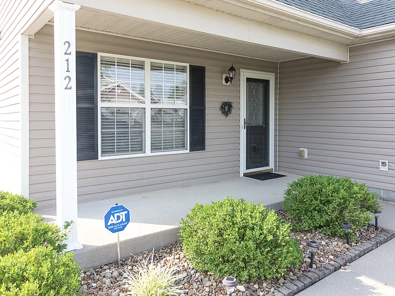 212 Applewood Ln — Photo 4