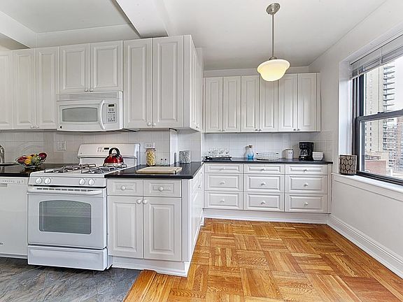 4th image of 245 E 72nd St APT 19C