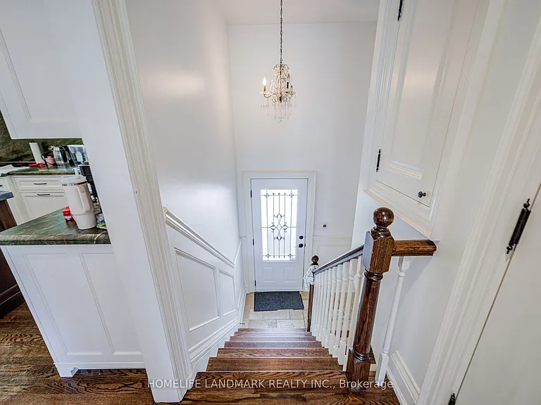 102 Stratford Cres — Photo 9