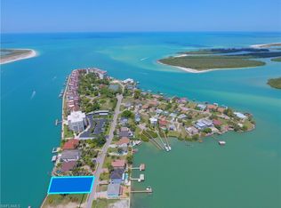 22 Pelican St W, Naples, FL 34113