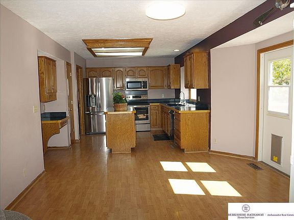 5th image of 16607 Washington St