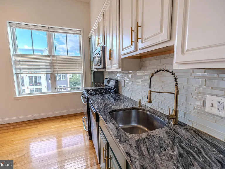 1629 L St NE #305 — Photo 6