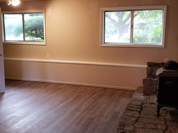 3rd image of 5005 NE 46th St