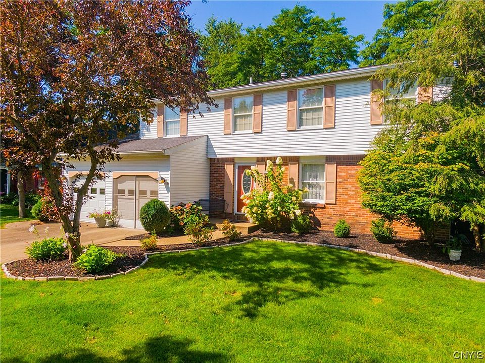 1st image of 7 Roycroft Dr