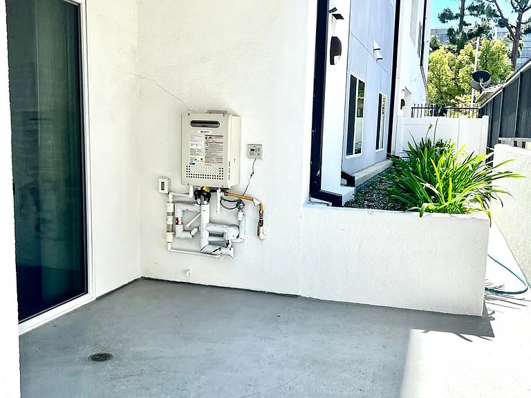 14333 Sylvan St — Photo 38