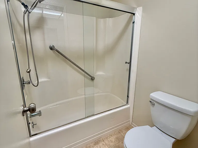 1360 Oxford Ave #5 — Photo 17