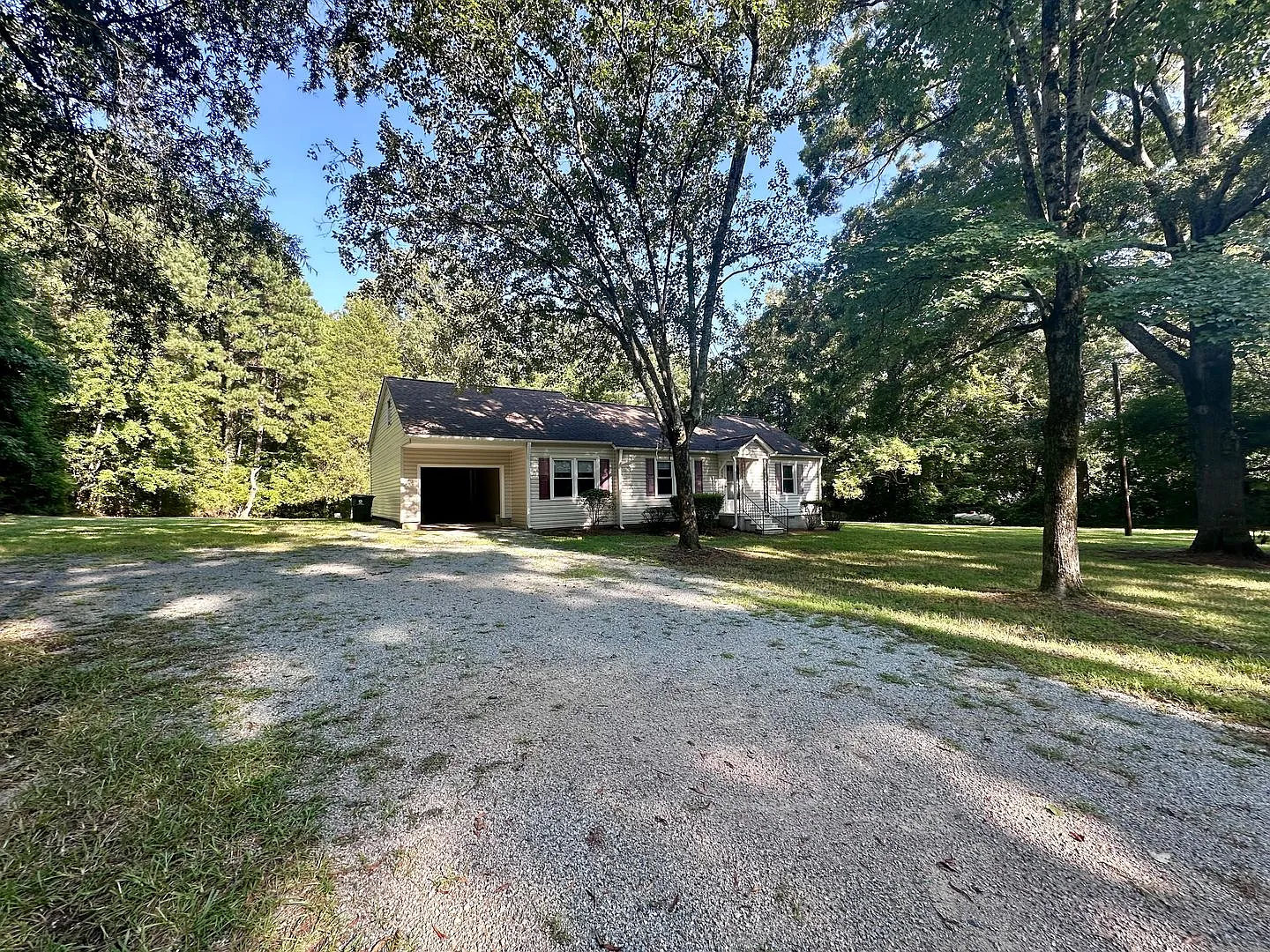 3 Bedroom House on One Acre of Land! — Photo 2