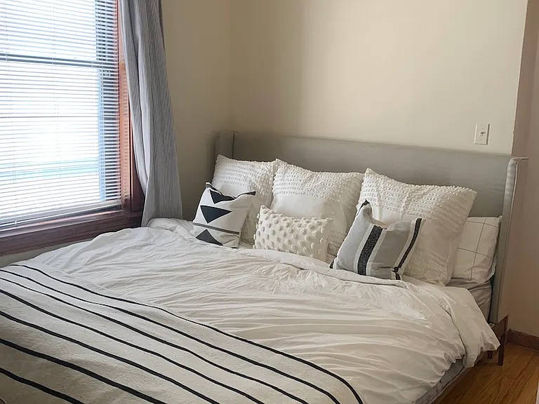 1358 W Barry Ave #1W — Photo 5