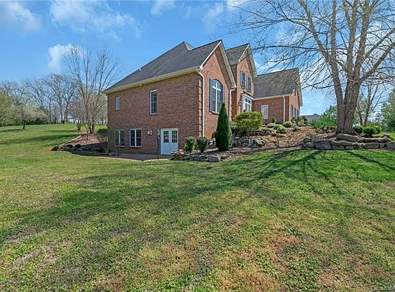 4th image of 236 Blueberry Hill Dr