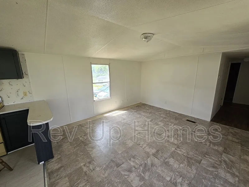 3 bed, 2.0 bath, $450 — Photo 2