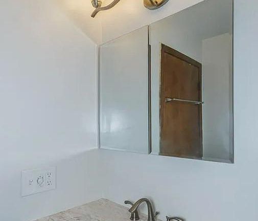 4th image of 1180 Gladys Ave