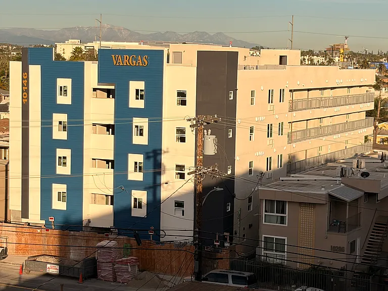 10146 S Inglewood Ave — Photo 2