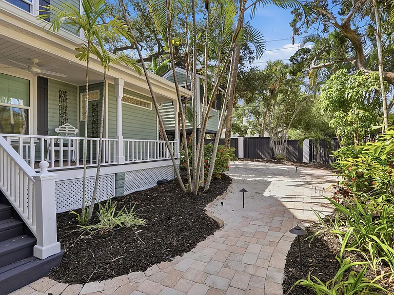 1611 Hyde Park St — Photo 48