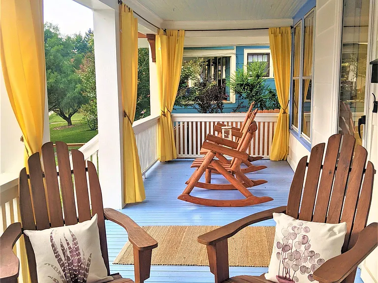 Large front porch with plenty of great seating