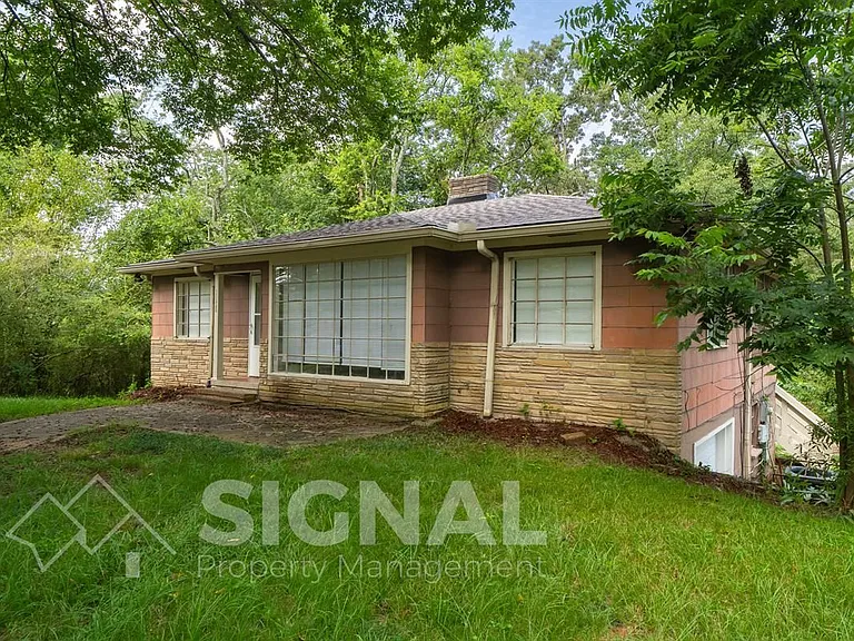 1156 Skyline Dr — Photo 2