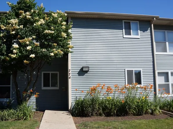 774 Terrace Ct APT Q, Elgin, IL 60120