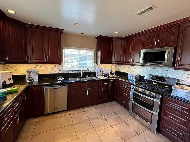 1102 Oakhorne Dr — Photo 16