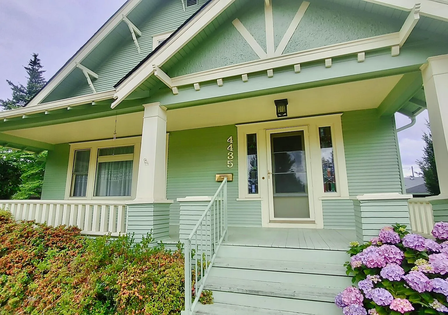 Gorgeous Craftsman-Style 5 Bedroom Home Located in the Sought After Roseway Neighborhood! — Photo 3