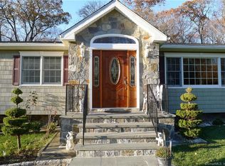 2 Columbia Dr, Shelton, CT 06484