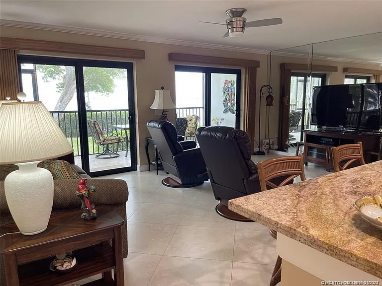 264 NE Edgewater Dr #102 — Photo 7