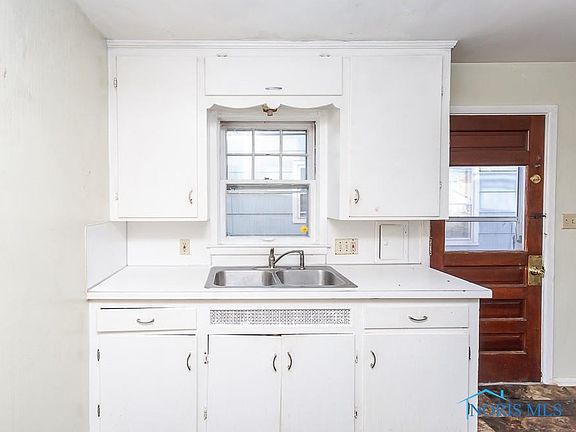 5th image of 3725 Watson Ave