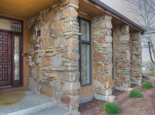 2022 Chatham Dr, Wheaton, IL
