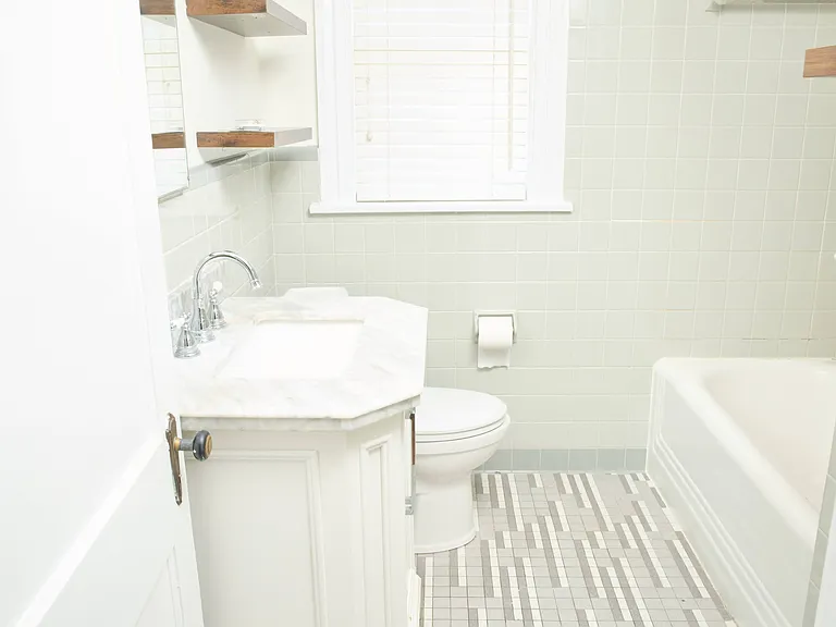 2801 Kenwood Ave — Photo 6