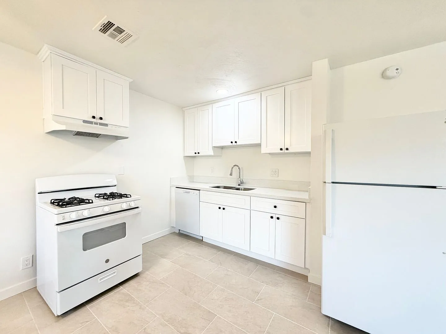 Available Now!! 1 Bedroom, 1 Bathroom Apartment In Palm Springs! — Photo 1