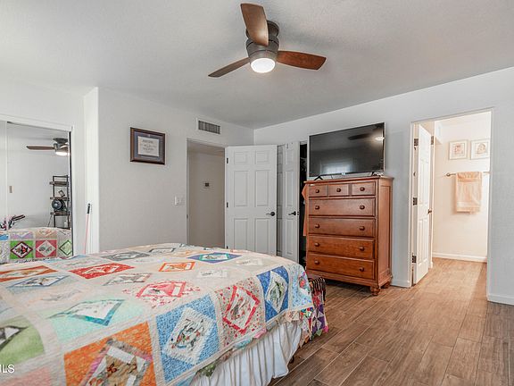 3rd image of 16516 E OXFORD Drive