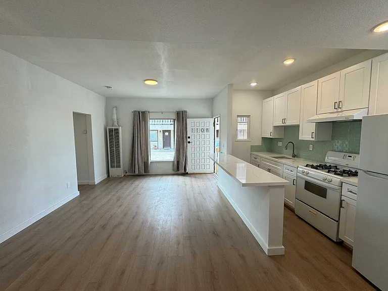 1108 S Seaward Ave — Photo 3