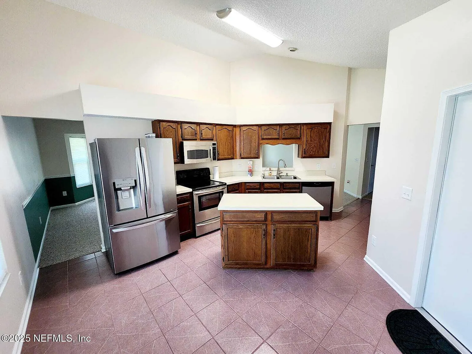 3 bed, 2.0 bath, 1405 sqft, $2,250 — Photo 3