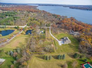 W300N2885 Maple Ave, Pewaukee, WI 53072