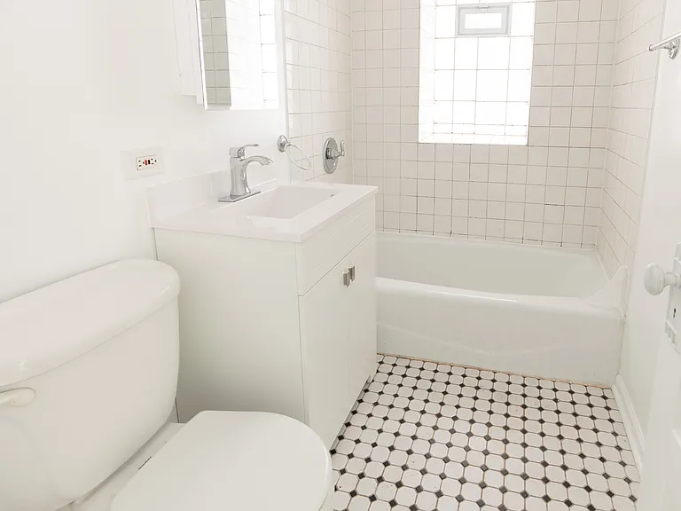 1012 N Oakley Blvd #G — Photo 2