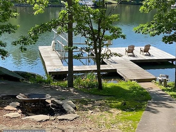 3rd image of 138 Winding River Rd