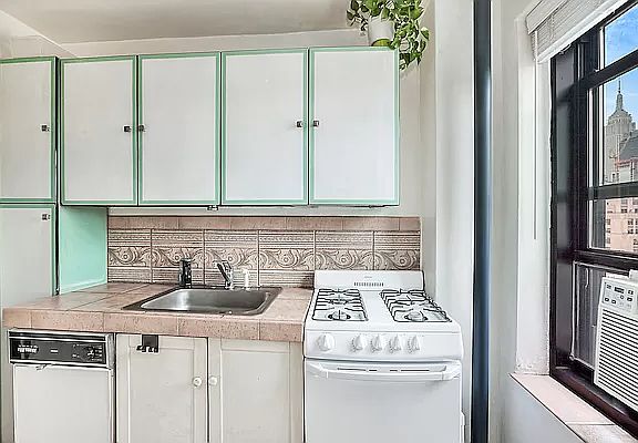 3rd image of 300 W 23rd St APT 15F