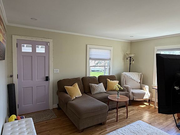 5th image of 40 Ashworth Ave