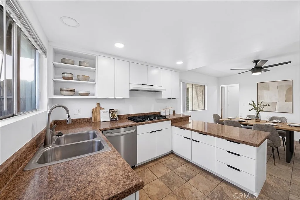 3 bed, 2.5 bath, 1500 sqft, $3,600 — Photo 3