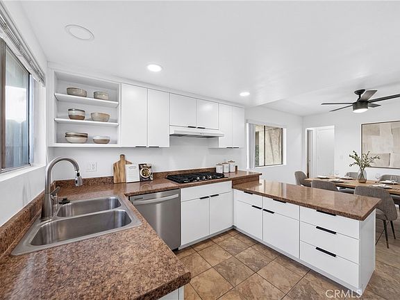 3rd image of 160 Greentree Ln