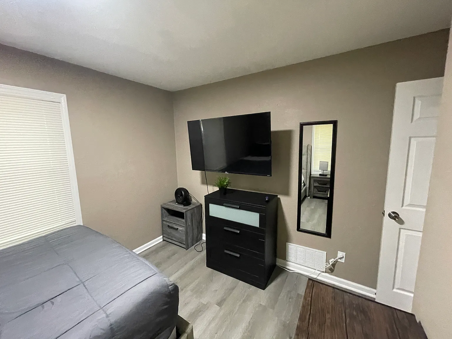4 bed, 1050 sqft, $599 — Photo 2