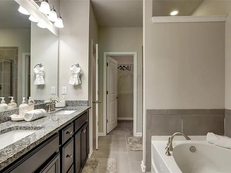 2525 Norwood Park Xing — Photo 16