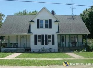 411 E 1st St, Chadwick, IL 61014