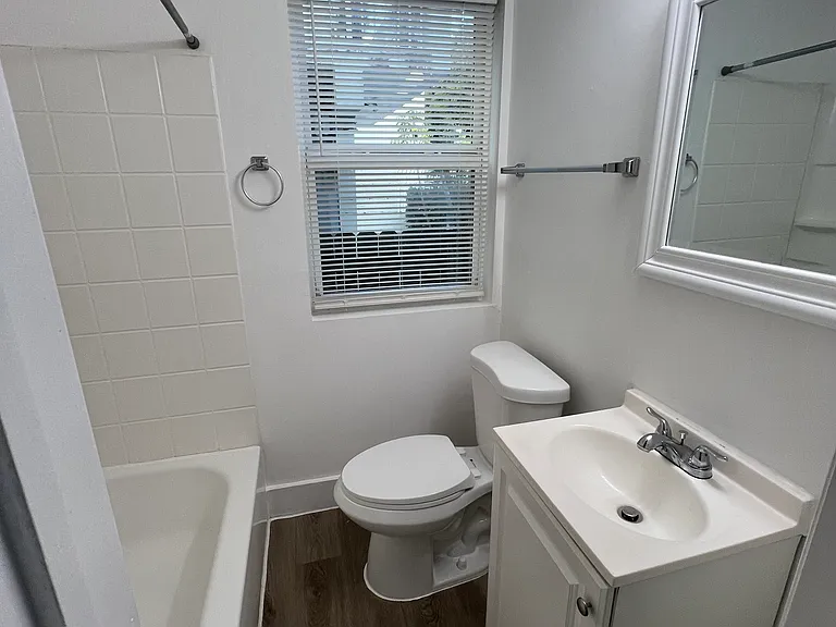 1012 SW 4th St #6 — Photo 3