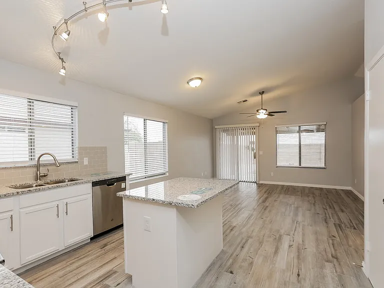 953 E Greenlee Ave — Photo 7
