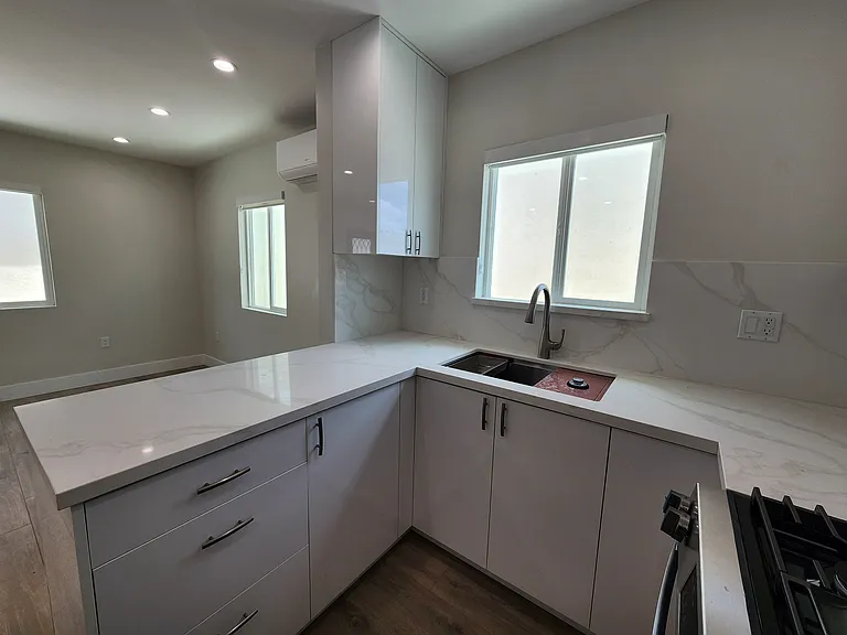 528 Amherst Dr — Photo 9