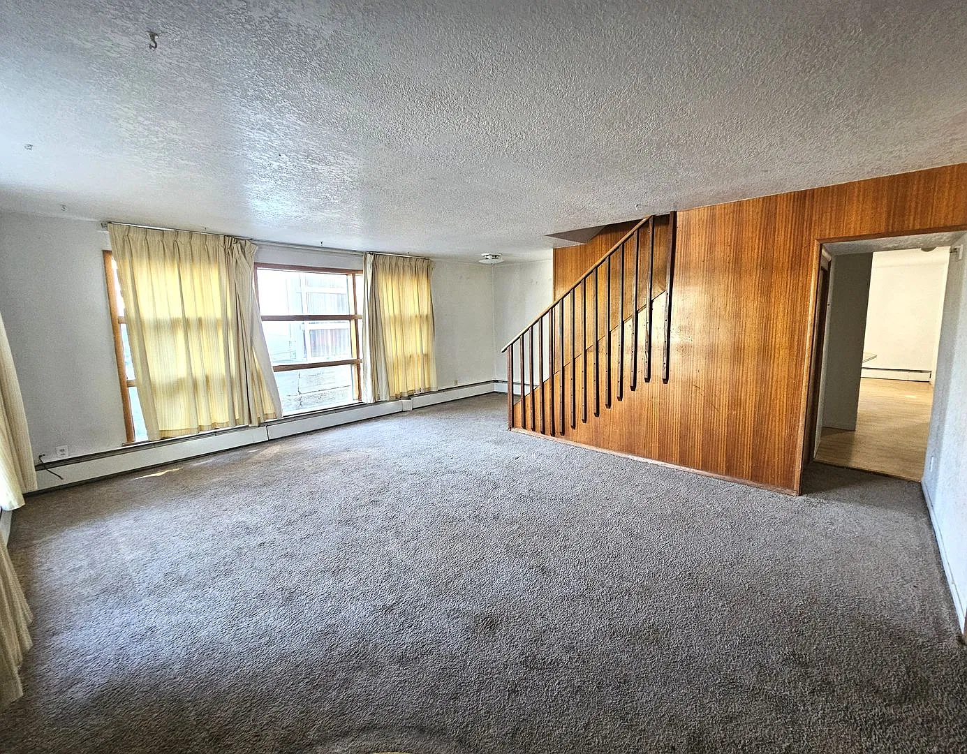 4 Bedroom 2 Bathroom — Photo 2
