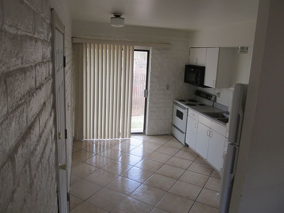 Kitchen w slider door to back yard