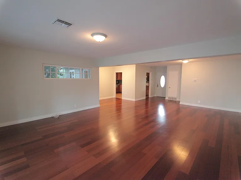 10044 Woodley Ave — Photo 9