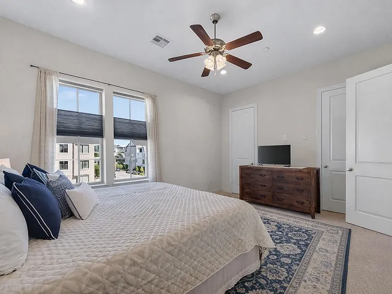 705 Delano St — Photo 28
